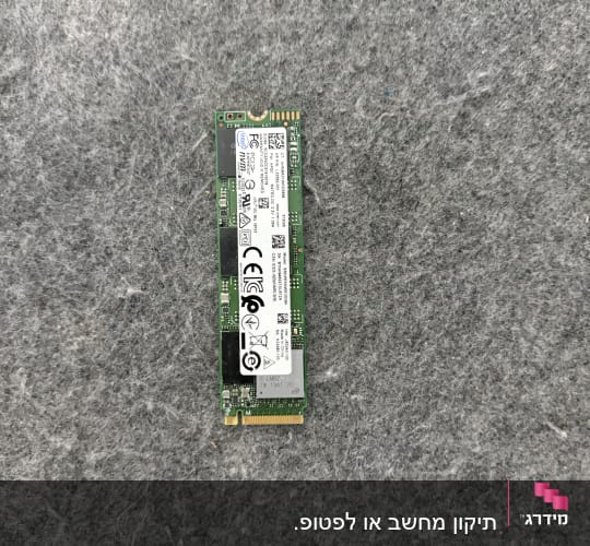 כונן SSD על רקע אפור